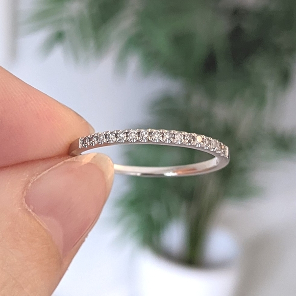 10K solid white gold diamond half eternity ring - Picture 3 of 12